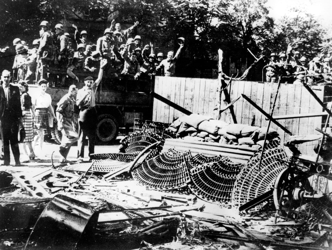 अगस्त 1944, पेरिस डे प्लेस कॉनकॉर्ड, पेरिस के पास बैरिकेड्स लगाए गए द्वारा अज्ञात