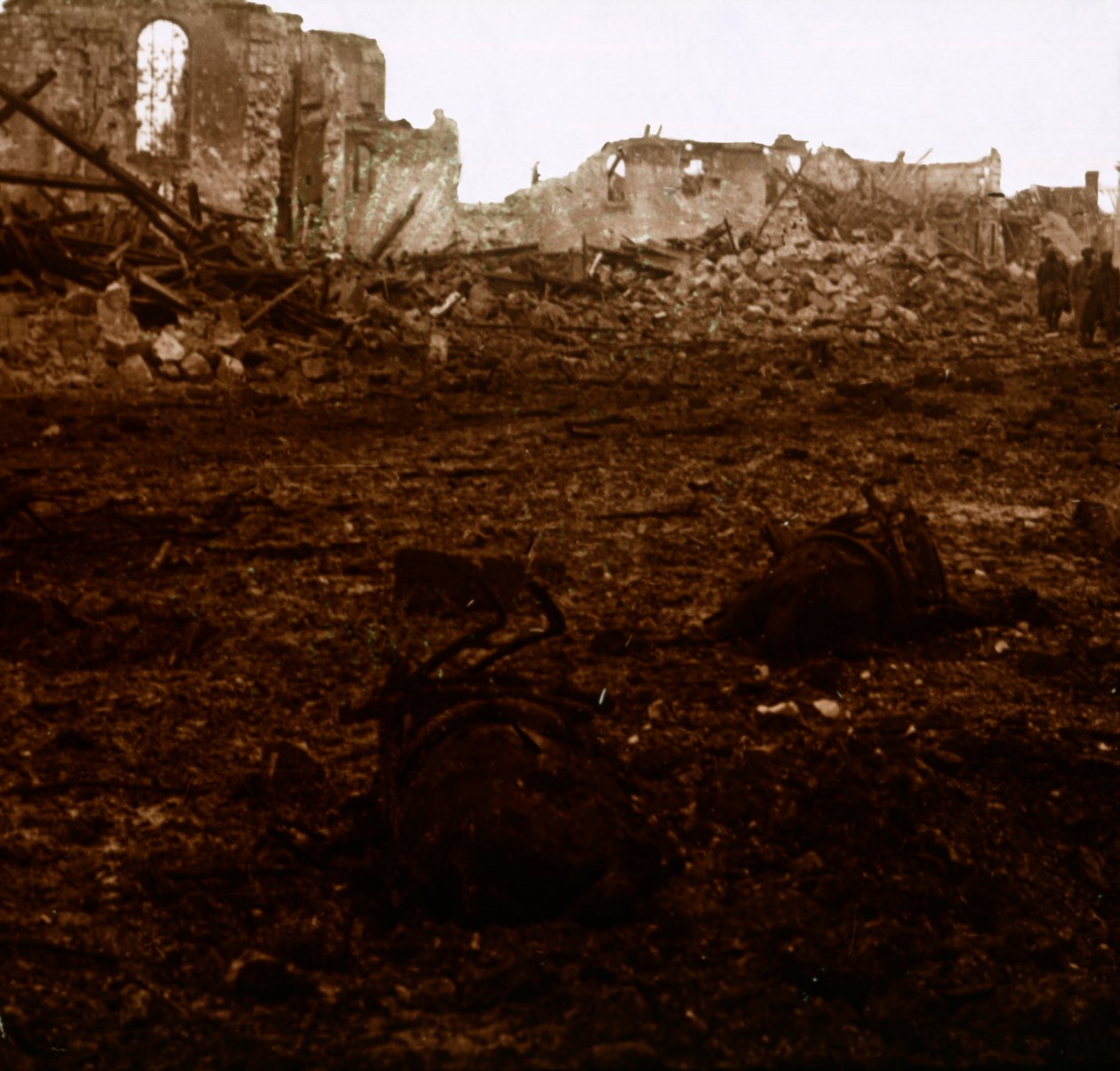 बैटलफील्ड, आइज़ेन, फ्रांस, c1914-c1918 द्वारा अज्ञात