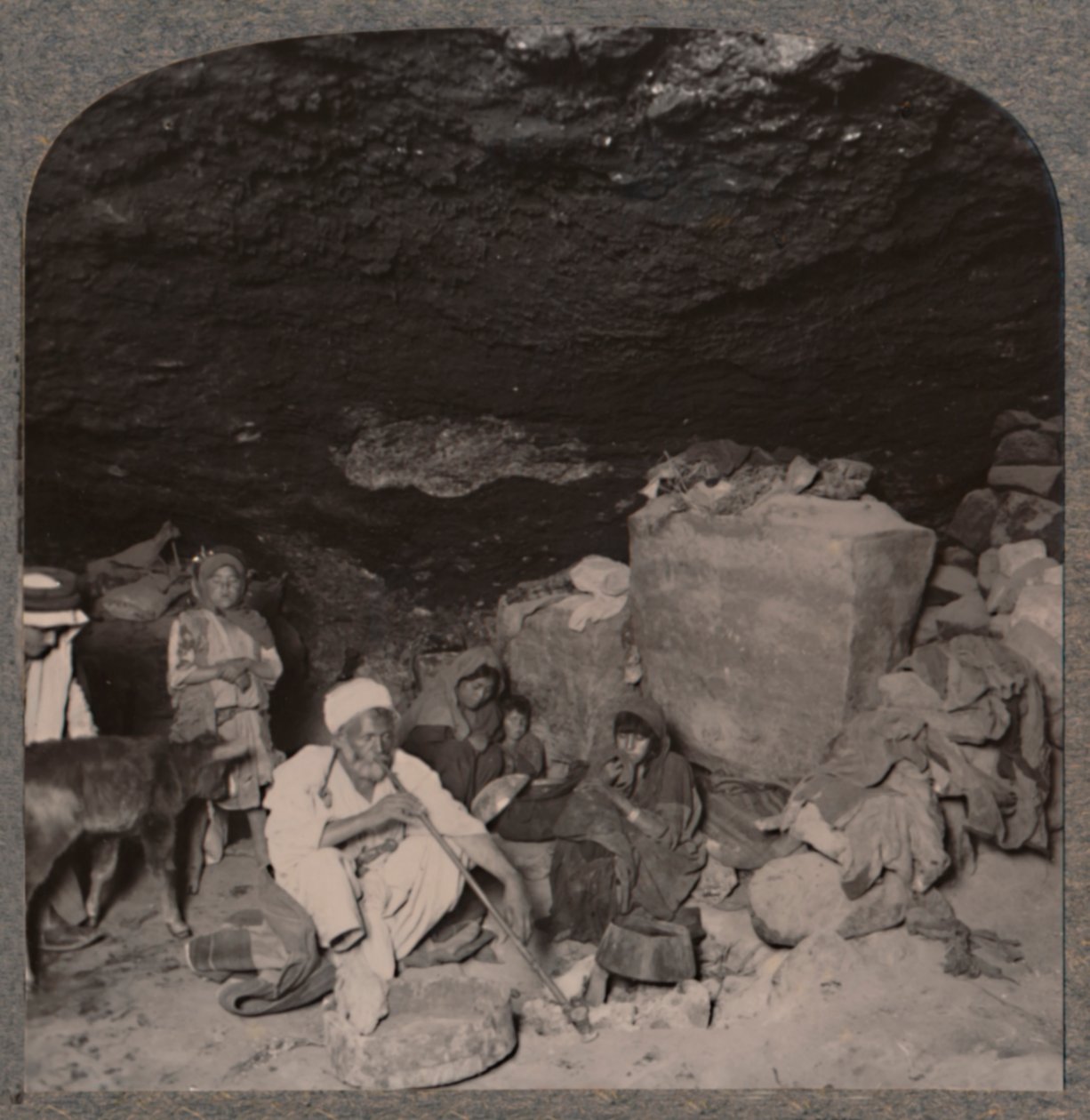बेदौइन गुफा-वासी अपनी गुफाओं में, c1900 द्वारा अज्ञात