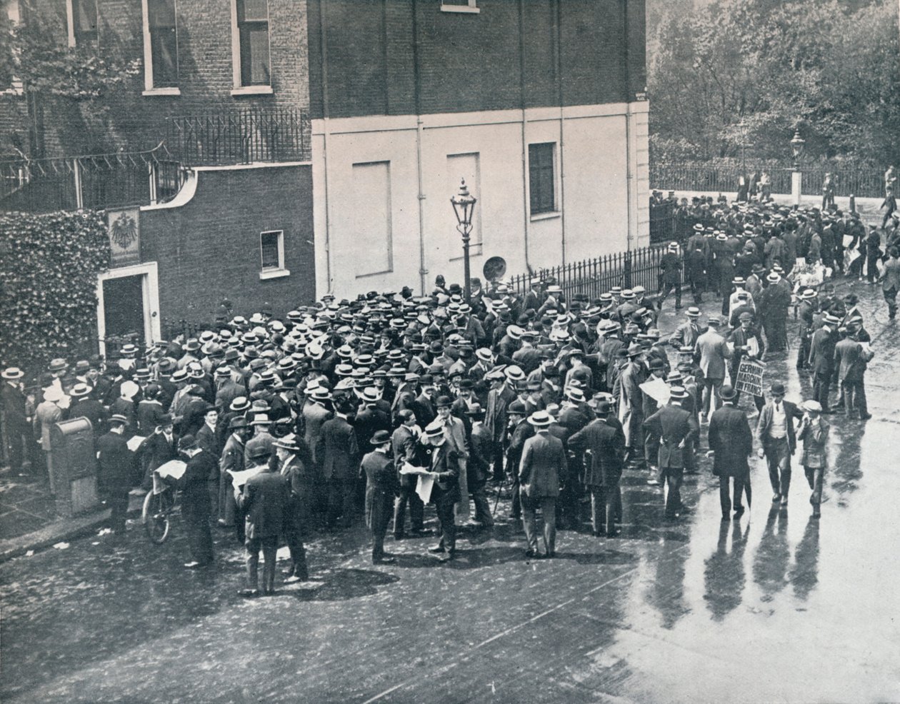 इससे पहले कि इंग्लैंड ने युद्ध की घोषणा की: 1914 में लंदन में जर्मन वाणिज्य दूतावास के बाहर जर्मन जलाशय इंतजार कर रहे थे द्वारा अज्ञात