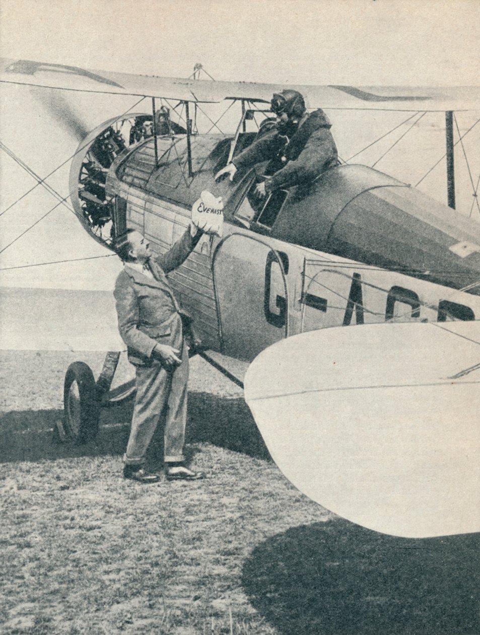 माउंट एवरेस्ट पर पहली उड़ान से पहले, 1933 c1937 द्वारा अज्ञात