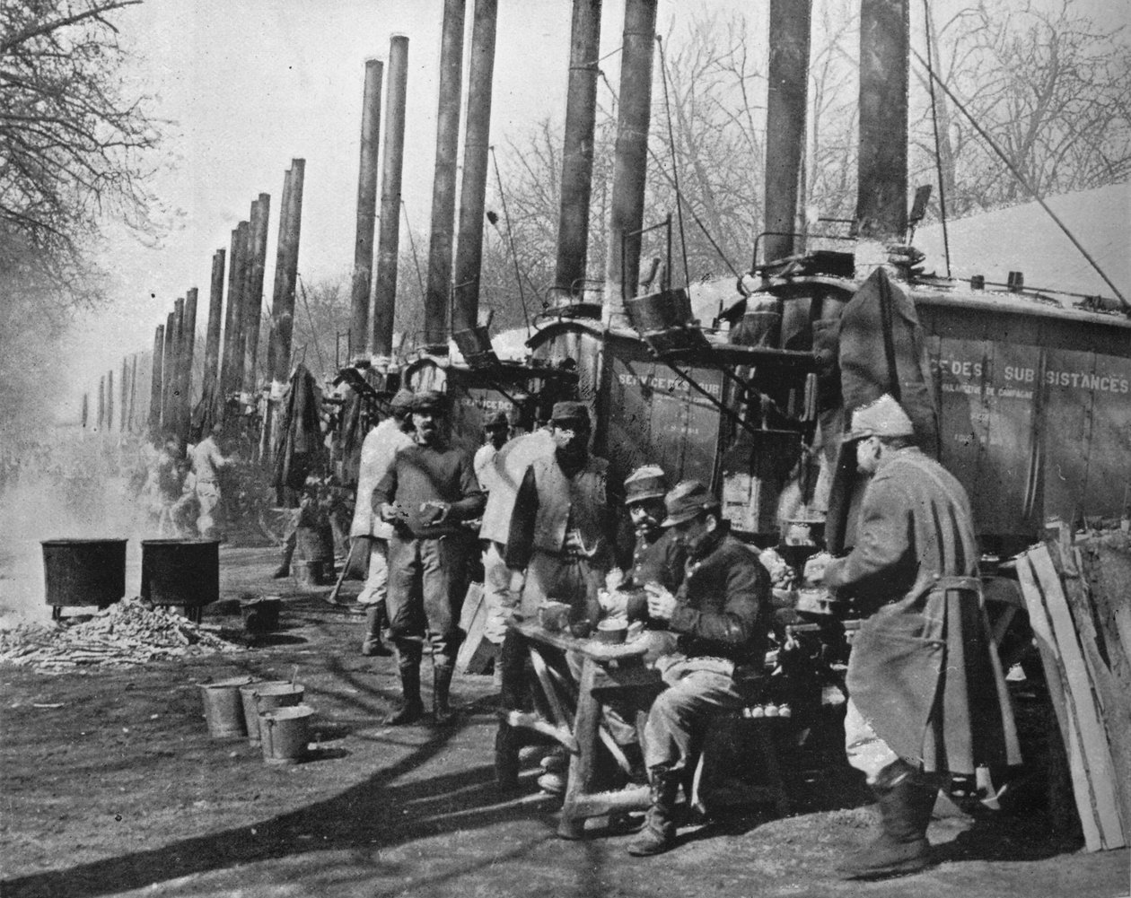 फ्रांसीसी लाइनों के पीछे, फील्ड किचन फ्रांसीसी सेना से जुड़ी, 1915 द्वारा अज्ञात