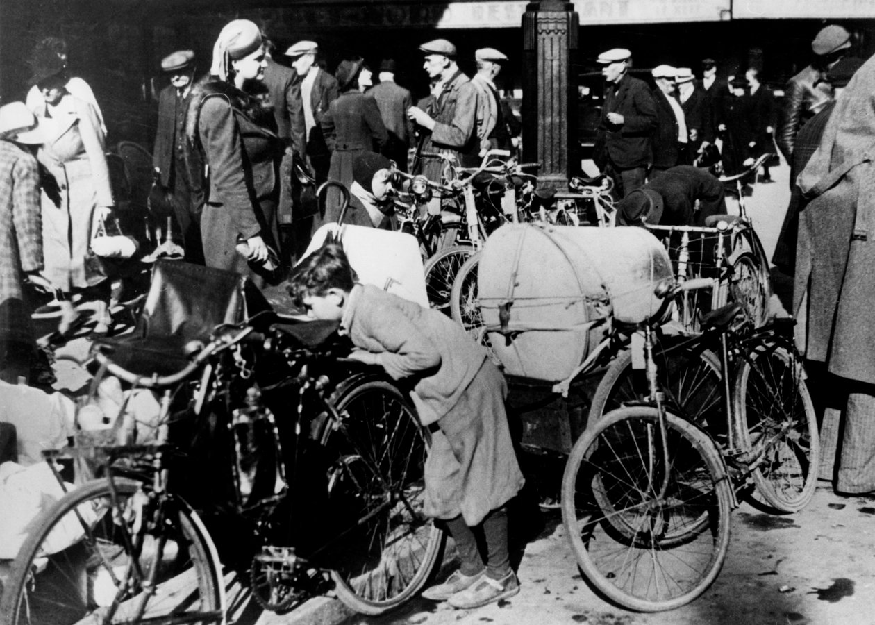 बेल्जियम, गेरे डू नॉर्ड, पेरिस, जुलाई 1940 के बाहर अपनी साइकिल और संपत्ति के साथ शरणार्थी द्वारा अज्ञात