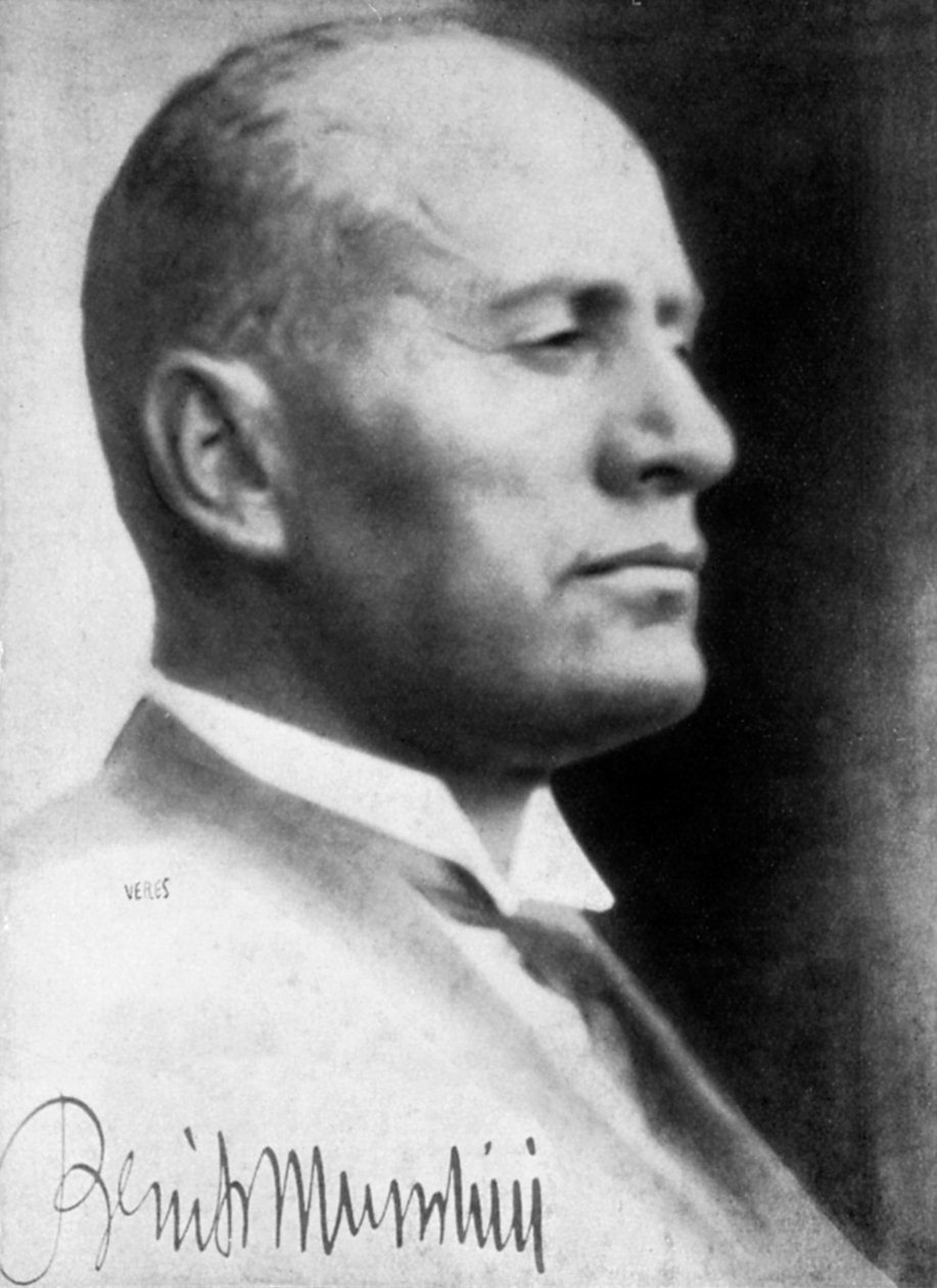 बेनिटो मुसोलिनी, इतालवी फासीवादी तानाशाह, c1930s द्वारा अज्ञात