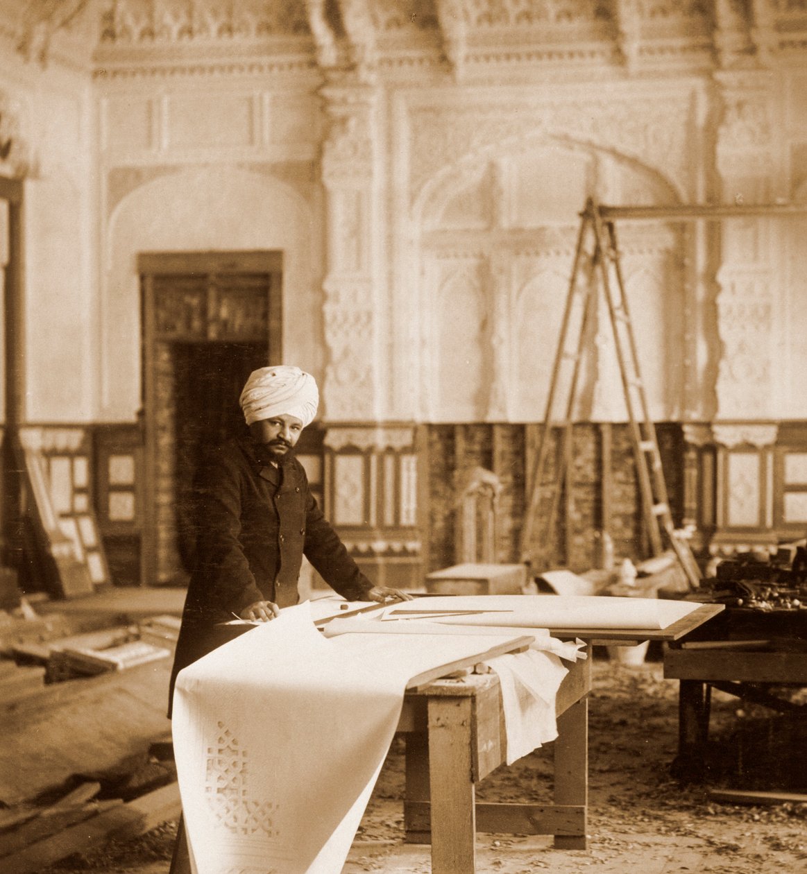 भाई राम सिंह इंडियन रूम, ओसबोर्न हाउस, आइल ऑफ वाइट, 1892 में काम करते हुए द्वारा अज्ञात