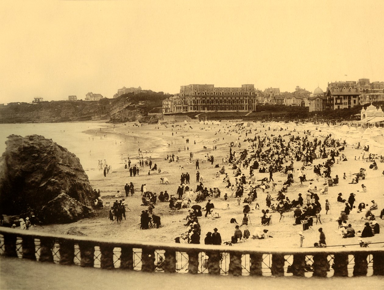 बिअरिट्ज़ - ग्रांडे प्लाज में, c1930। द्वारा अज्ञात
