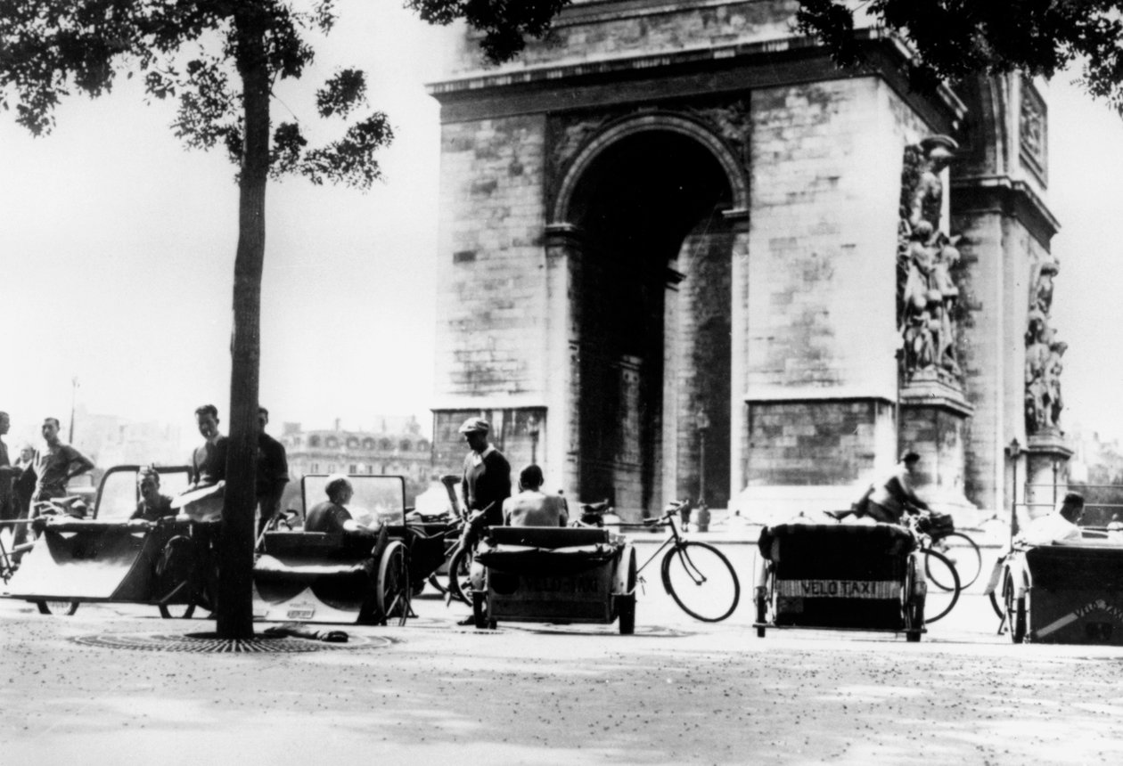अगस्त 1943 को जर्मन कब्जे वाले पेरिस, आर्क डी ट्रायम्फ द्वारा प्लेस डॉयटाइल में साइकिल टैक्सी द्वारा अज्ञात