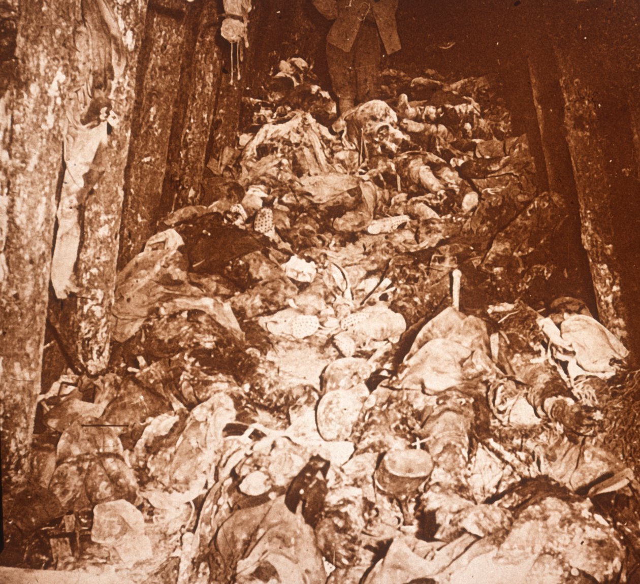 माउंट कोर्निलेट, शैंपेन, उत्तरी फ्रांस, c1917 के तहत सुरंगों में अस्थियां द्वारा अज्ञात