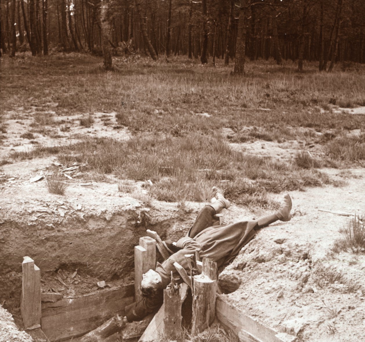 मृत सैनिक का शरीर, आर्गन, उत्तरी फ्रांस, c1914-c1918 द्वारा अज्ञात