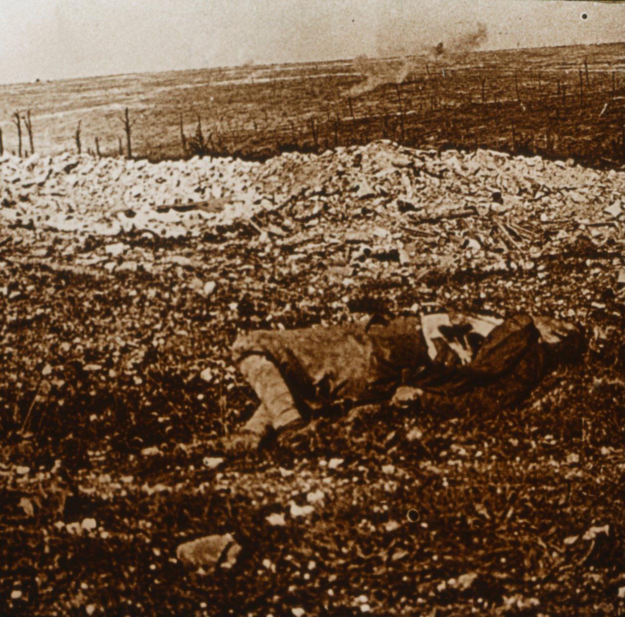 दूरी में बैराज आग के साथ शरीर, c1914-c1918 द्वारा अज्ञात