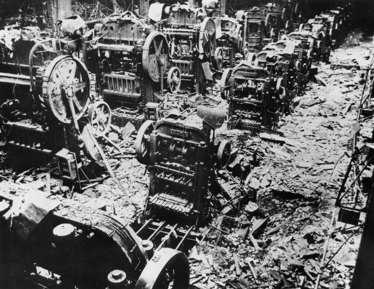4 अप्रैल 1943 को पेरिस के एक रेनॉल्ट कारखाने, सेव्रेस, पेरिस में बम क्षति द्वारा अज्ञात
