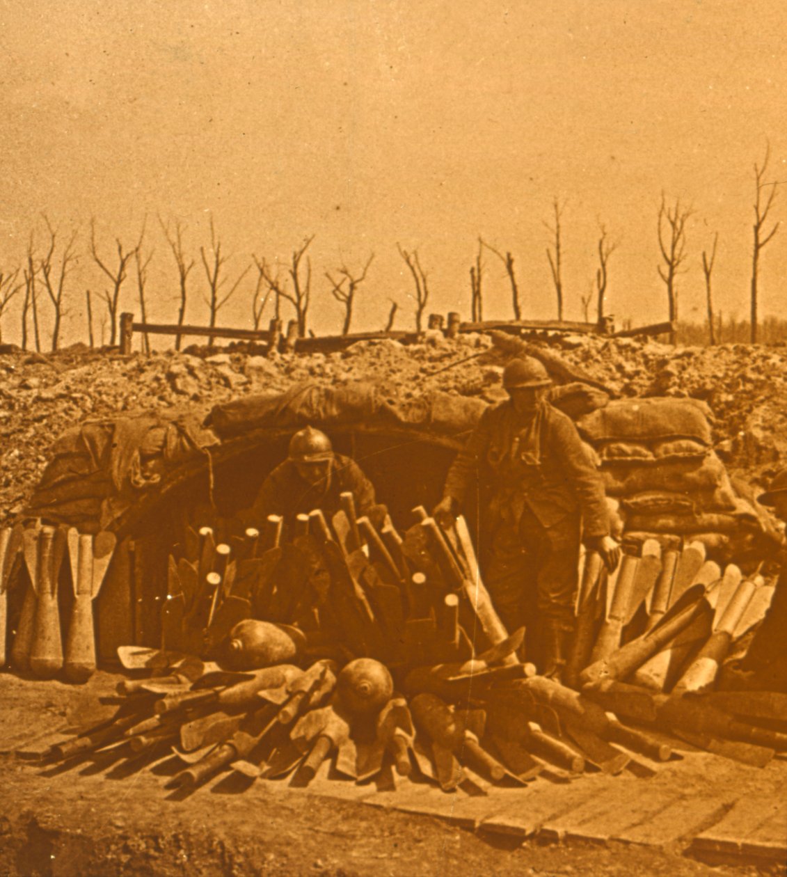 बम स्टोर, c1914-c1918 द्वारा अज्ञात