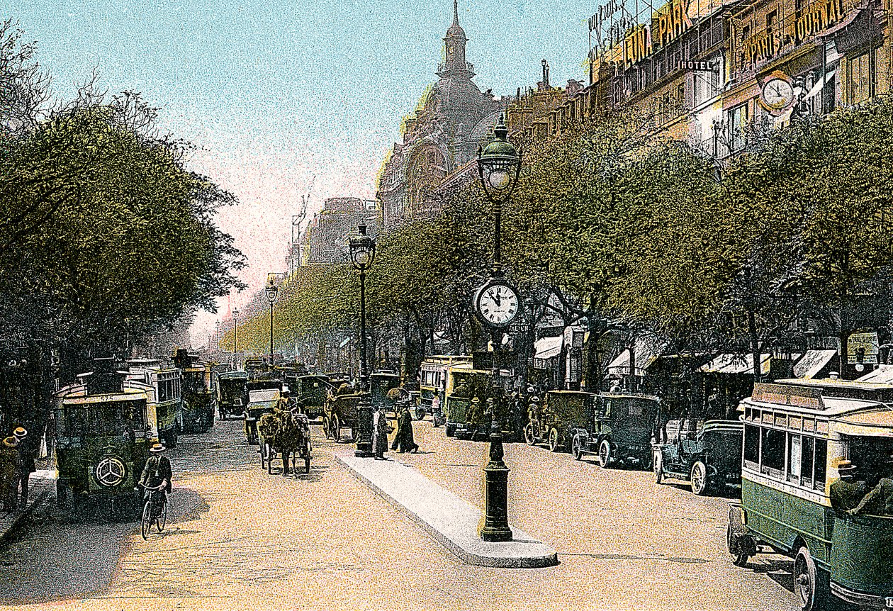 बोलवर्ड डेस इटालिएंस, पेरिस, सड़क पर कारों और मोटर बसों के साथ, c1900 द्वारा अज्ञात