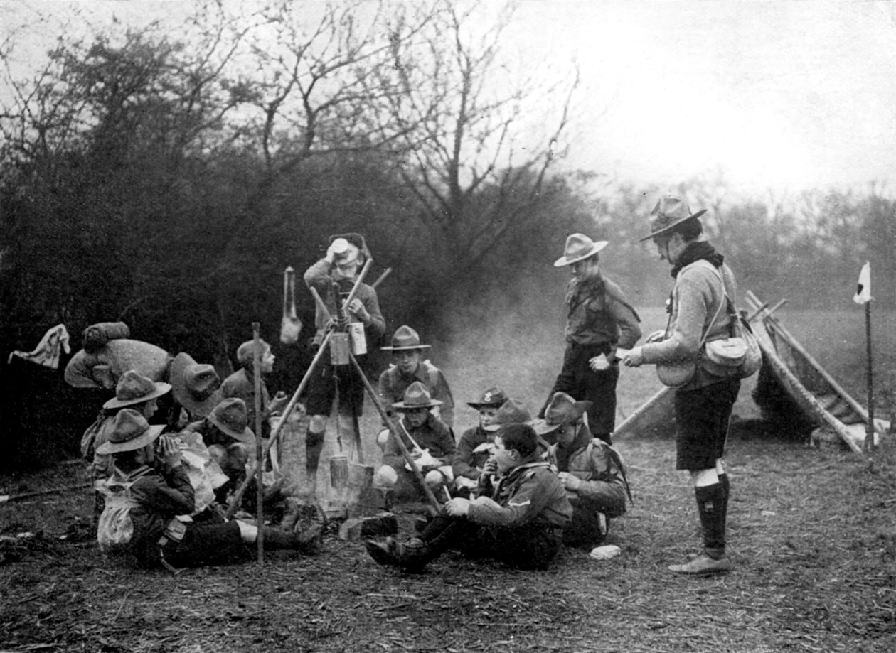 बॉय स्काउट्स कैंपिंग, 1926। द्वारा अज्ञात