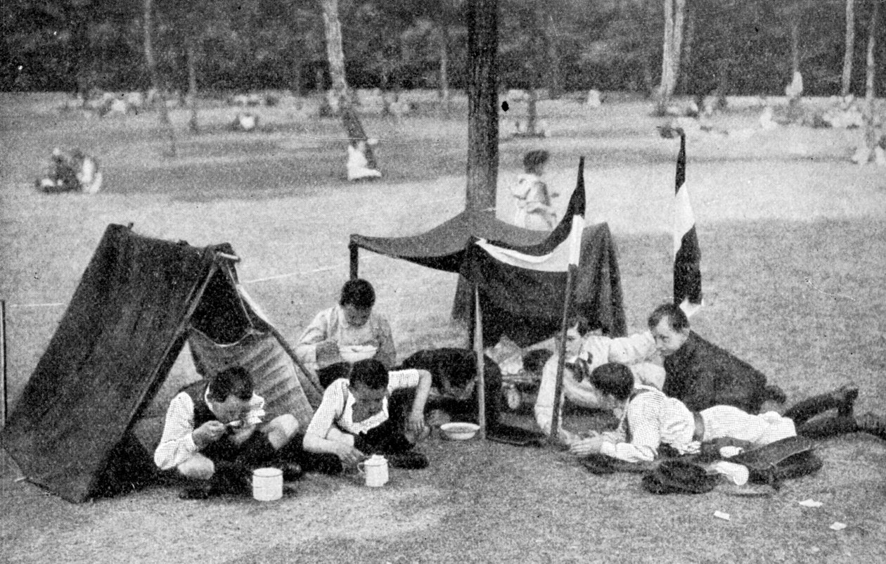 कैंपिंग करने वाले लड़के, बर्लिन, जर्मनी, 1922 द्वारा अज्ञात