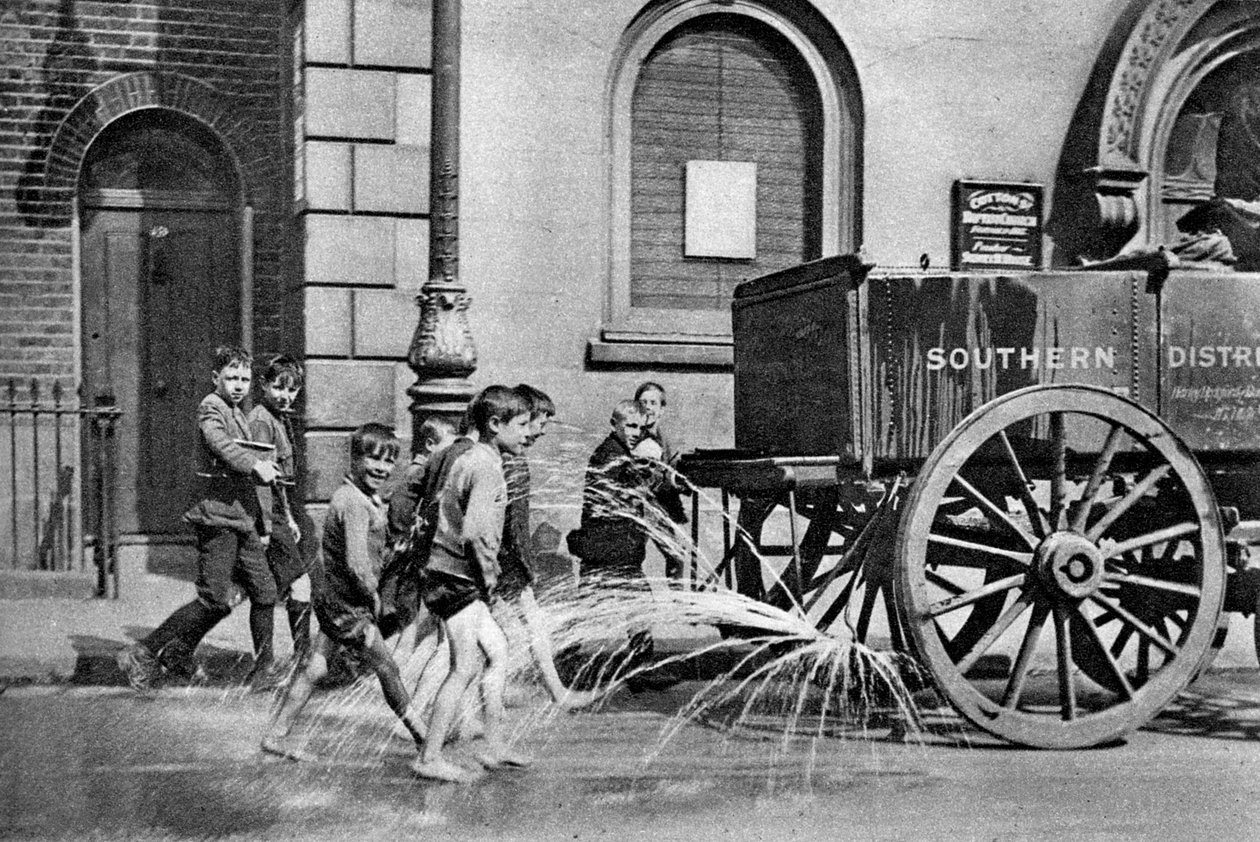 पॉपलर बोरो काउंसिल वॉटर कार्ट, लंदन, 1926-1927 के बाद लड़के द्वारा अज्ञात