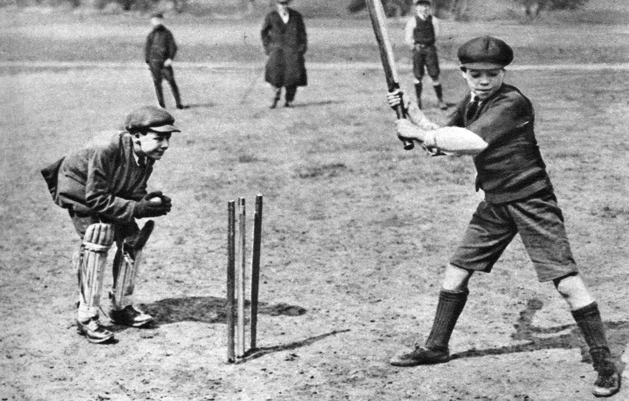 लंदन के हिल फील्ड्स, 1926-1927 में क्रिकेट खेलने वाले लड़के द्वारा अज्ञात