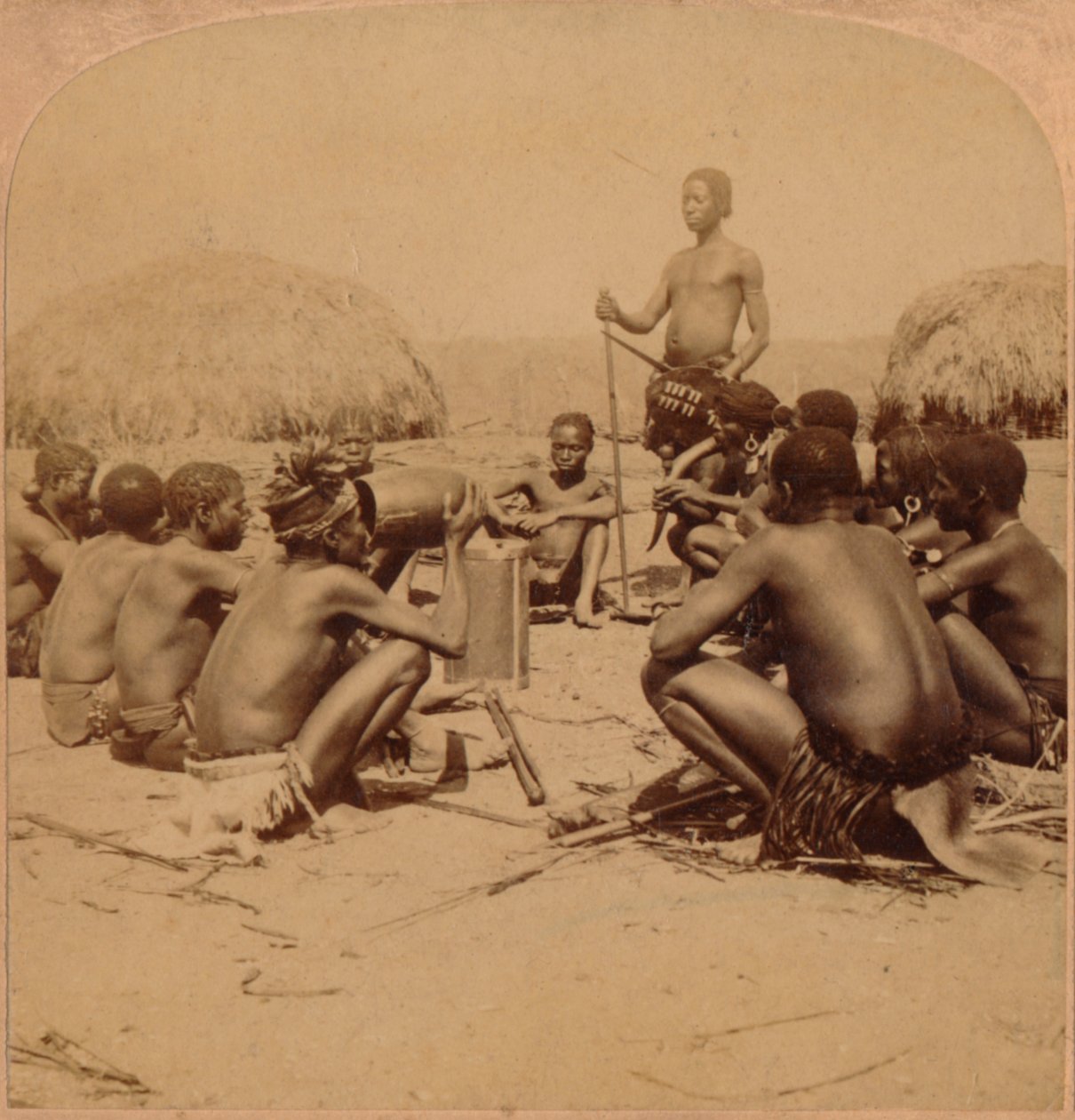 ज़ुल्लू नदी, ज़ुलुलैंड, एसए, 1901 के पास एक परिषद को पकड़े हुए ज़ुलु गांव के बहादुर द्वारा अज्ञात
