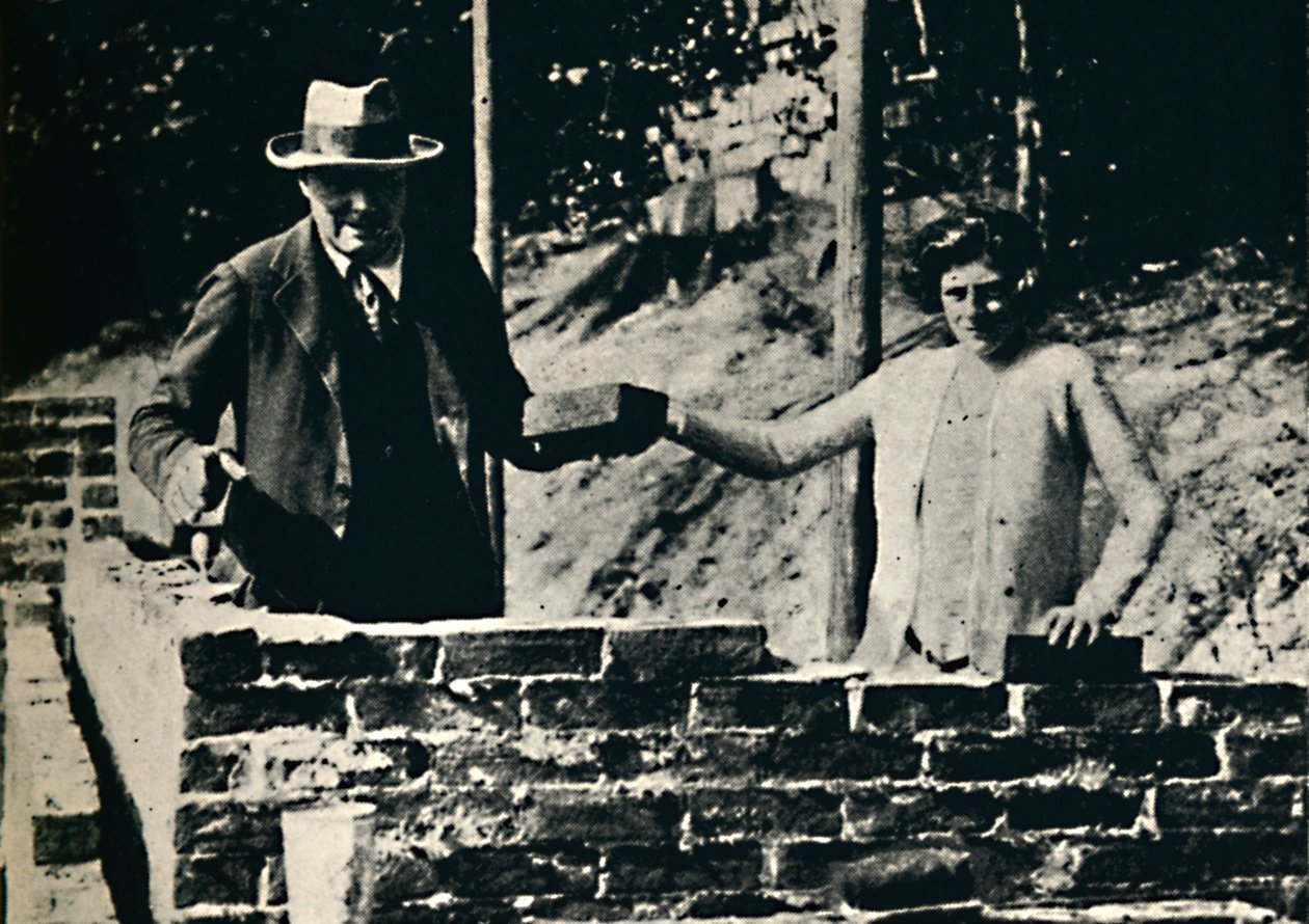 ब्रिकलेयर और आर्टिसन, 1928, 1945। द्वारा अज्ञात