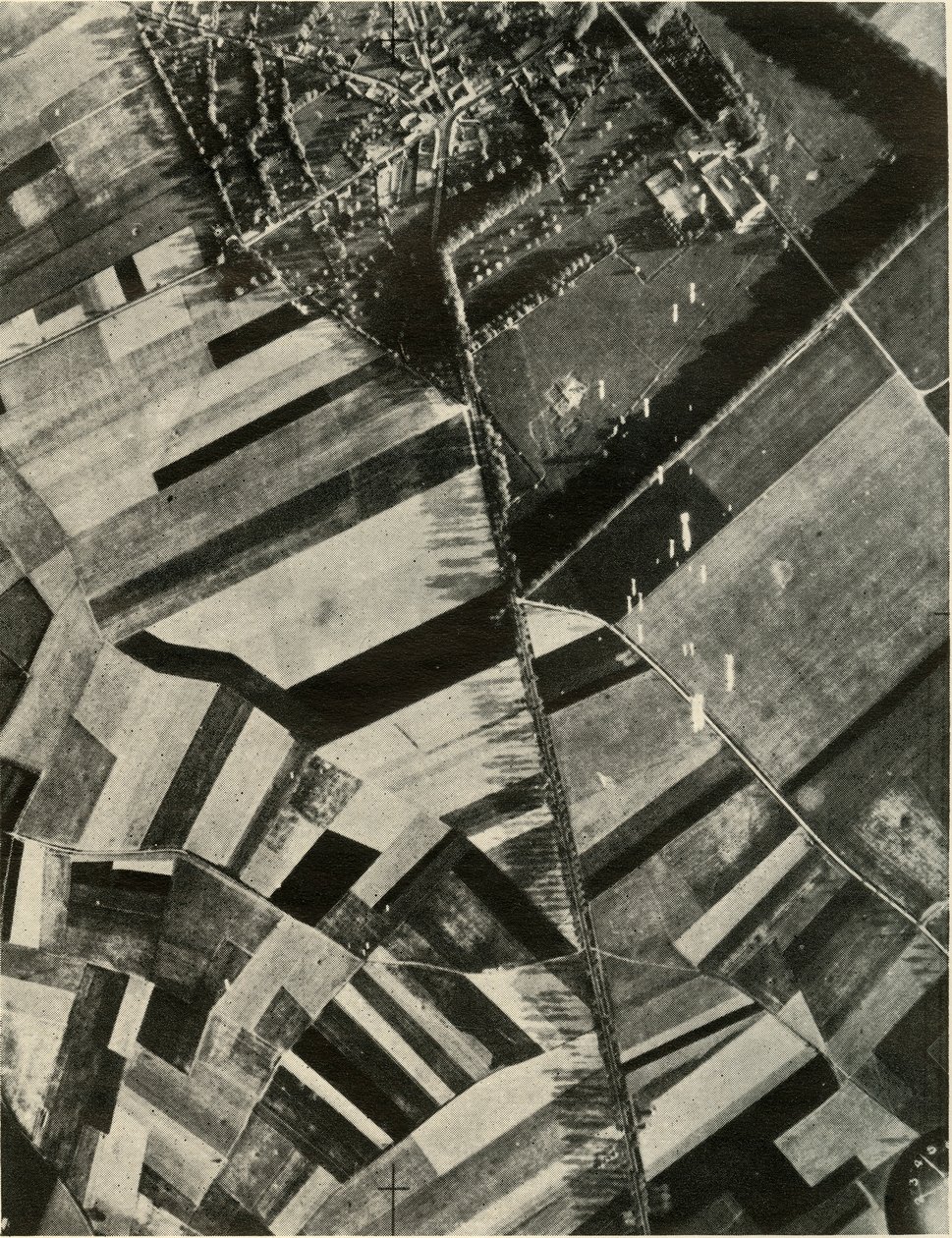 एक दुश्मन काफिले पर ब्रिटिश बम, 1939-1940, 1941। द्वारा अज्ञात