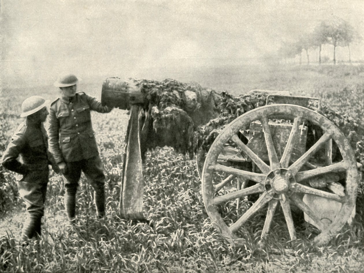 1919 में जर्मनों की आग को आकर्षित करने के लिए फील्ड में ब्रिटिश डमी गन। द्वारा अज्ञात