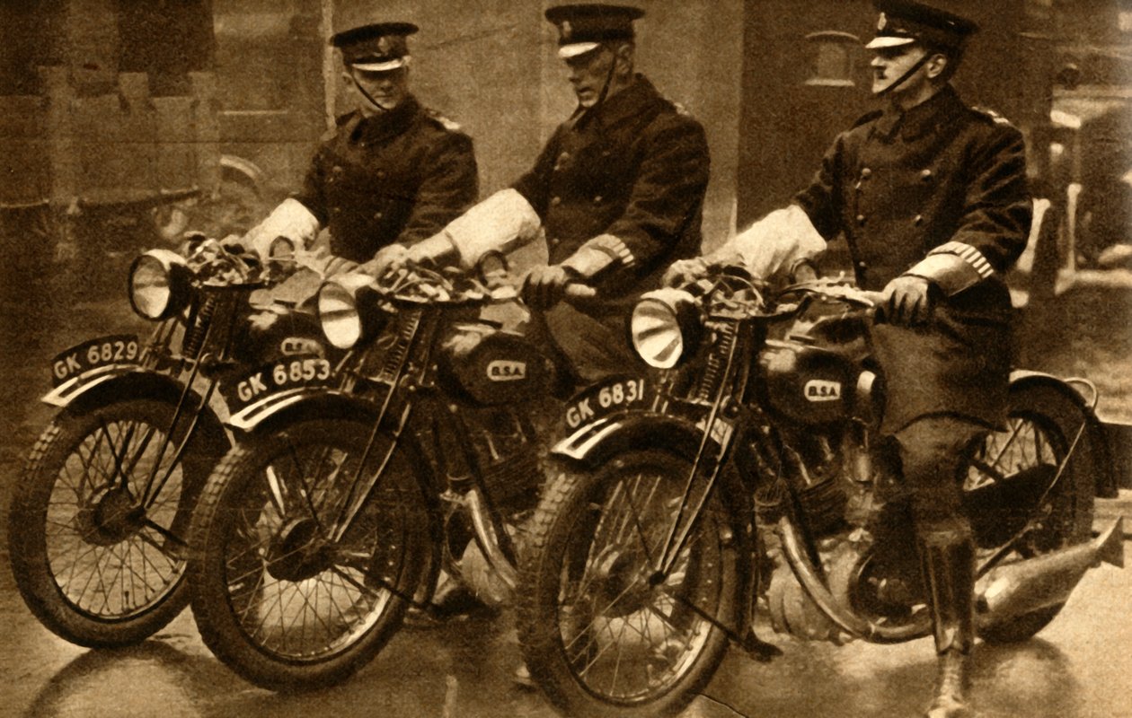 बीएसए मोटरबाइक पर ब्रिटिश पुलिस, 1931, 1933। द्वारा अज्ञात