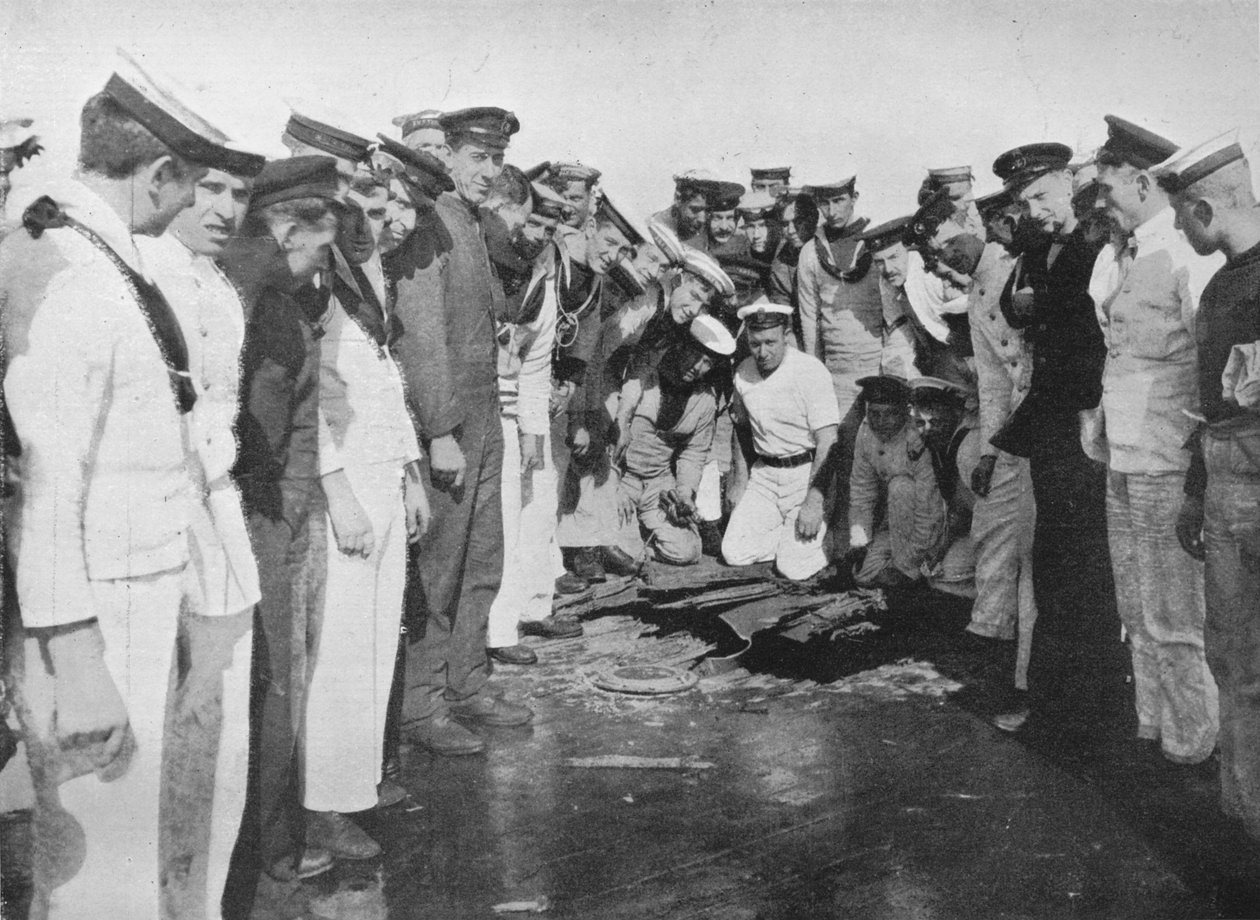 ब्रिटिश नाविकों ने अपने जहाज के डेक में एक छेद को गोल किया, 1915 द्वारा अज्ञात