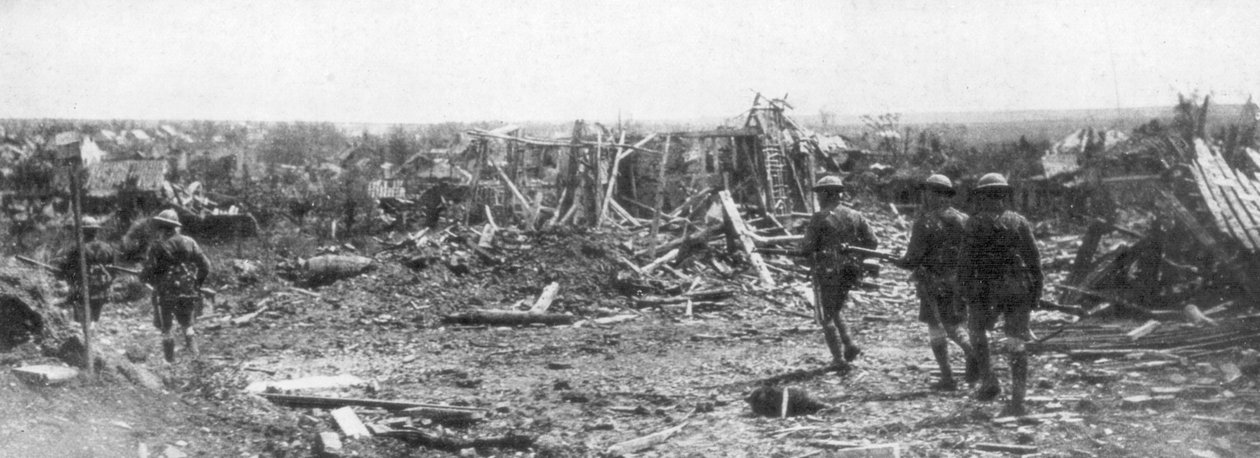 22 अगस्त 1918 को फ्रांस के अल्बर्ट, सोमी, फ्रांस के खंडहरों की खोज करते ब्रिटिश सैनिक द्वारा अज्ञात