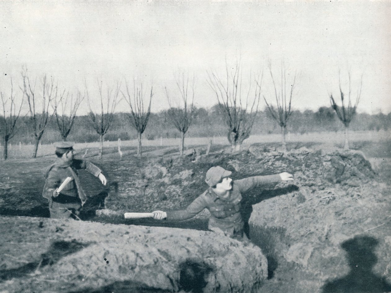 हैंड ग्रेनेड फेंकने का अभ्यास करते ब्रिटिश सैनिक, c1914 द्वारा अज्ञात