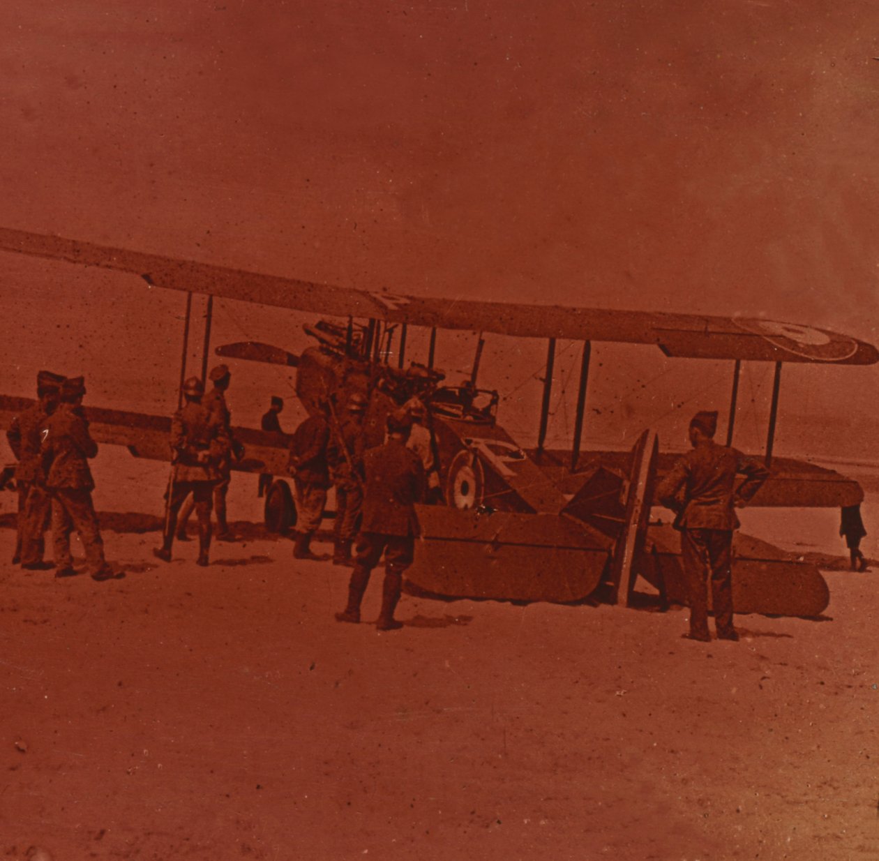ब्रिटिश विमान नीचे गिरा, c1914-c1918 द्वारा अज्ञात