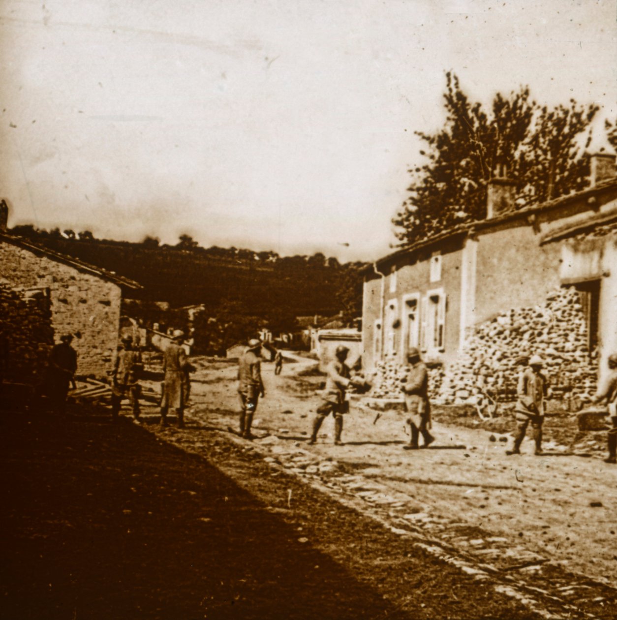 बिल्डिंग डिफेन्स, c1914-c1918 द्वारा अज्ञात