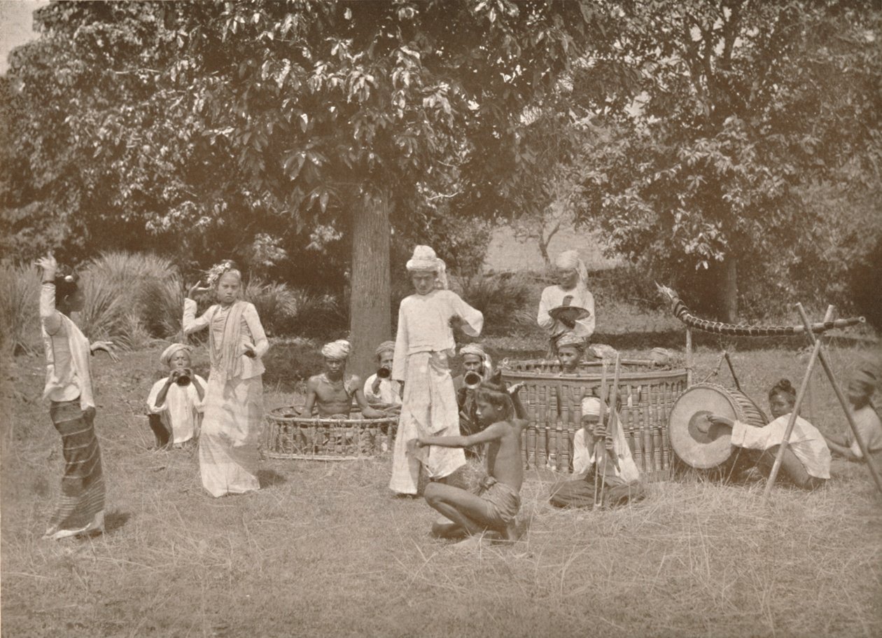 बर्मी संगीतकारों और Pwe नर्तकियों, 1900। द्वारा अज्ञात