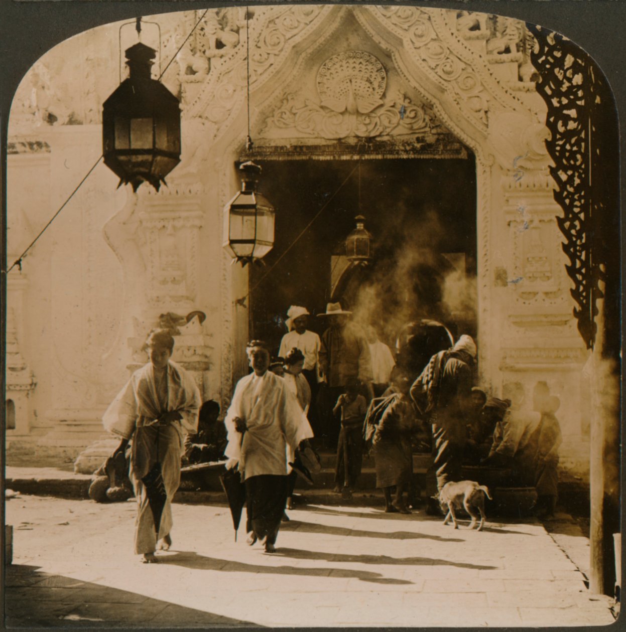 बर्मी महिलाओं को बाजार के लिए अपने रास्ते पर, मंडालय, बर्मा, 1907 द्वारा अज्ञात