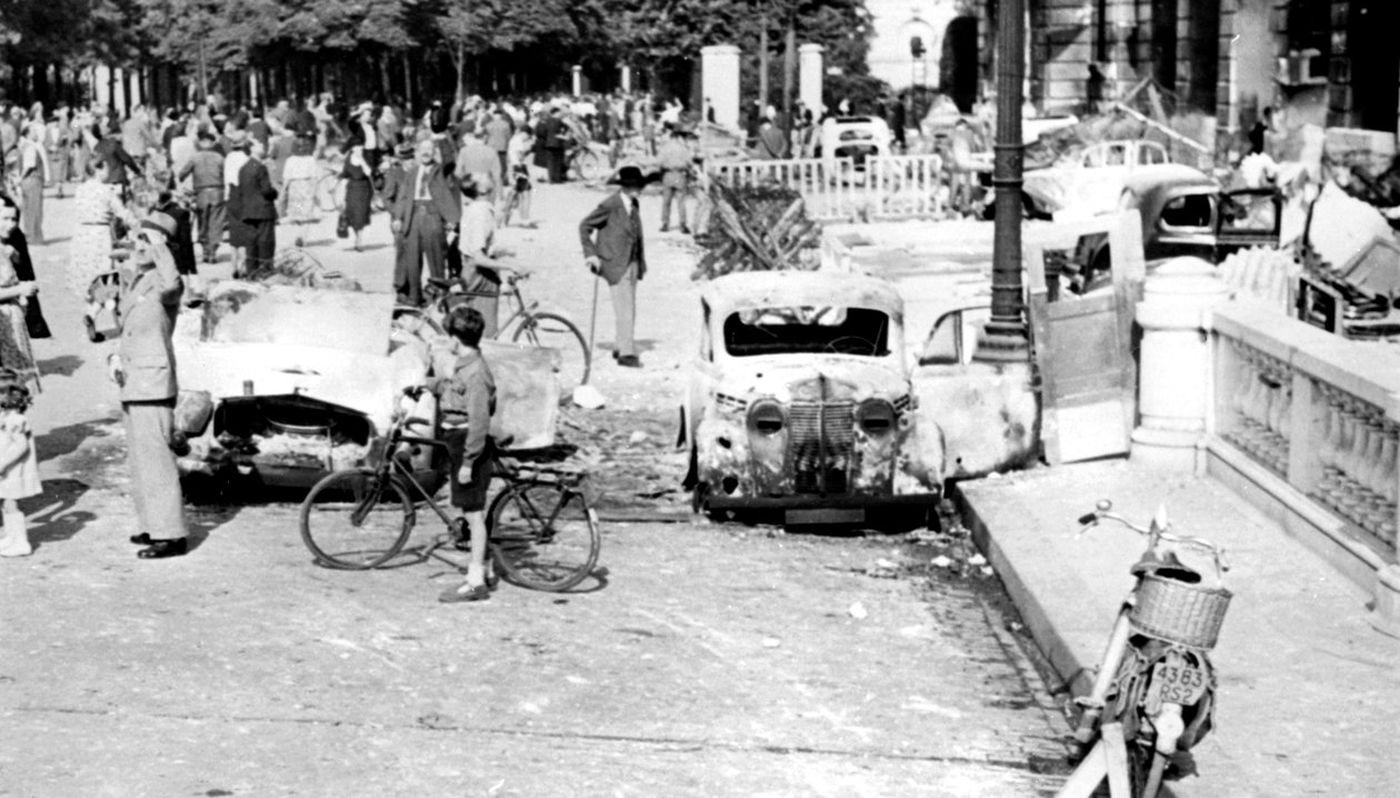 बर्न आउट कारें, प्लेस डे ला कॉनकॉर्ड, पेरिस की मुक्ति, अगस्त 1944 द्वारा अज्ञात