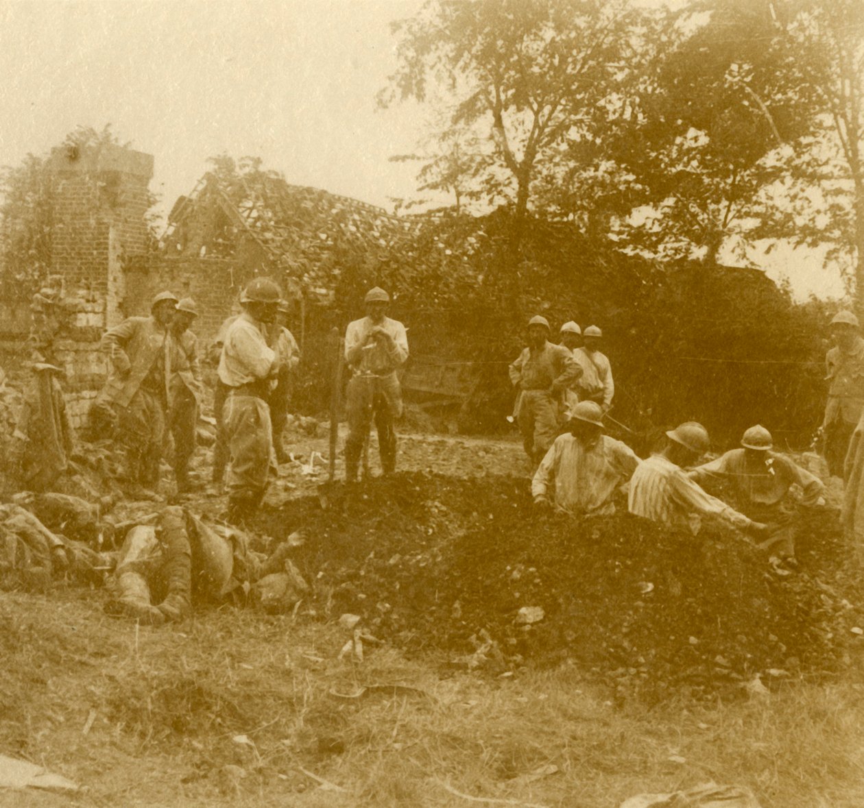 मृतकों को दफनाने, c1914-c1918 द्वारा अज्ञात