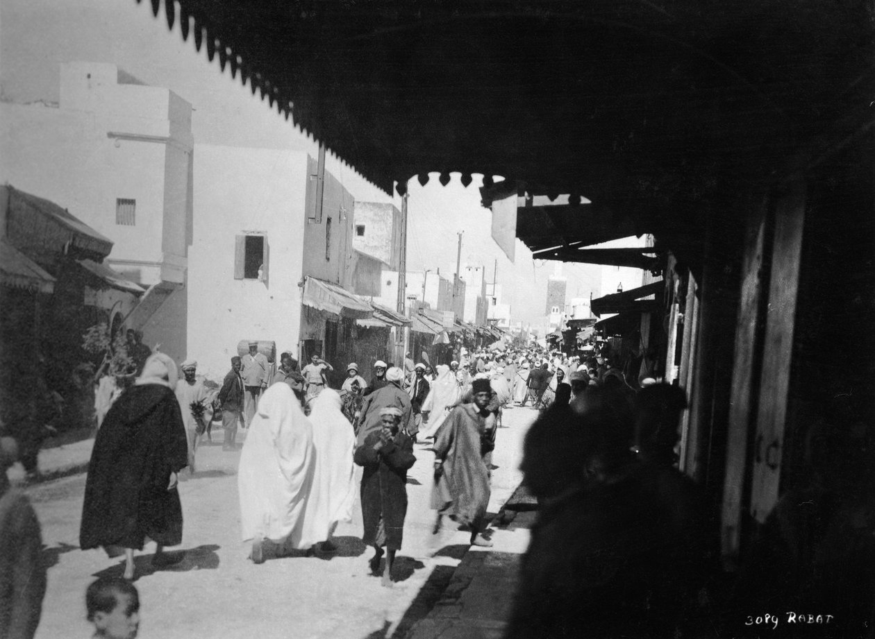 व्यस्त सड़क, रबात, मोरक्को, c1920s-c1930s द्वारा अज्ञात