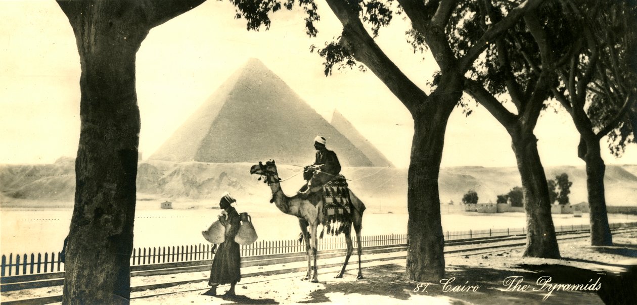 काहिरा - पिरामिड, c1918-c1939। द्वारा अज्ञात