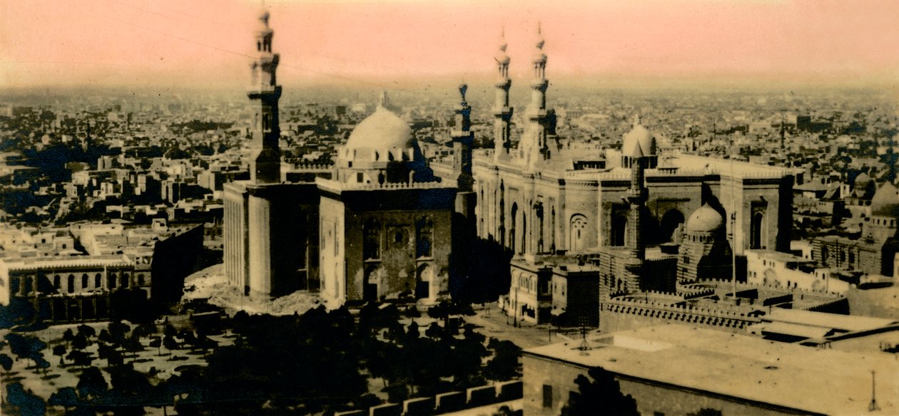 काहिरा: सामान्य दृश्य और सुल्तान हसन मस्जिद, c1918-c1939। द्वारा अज्ञात