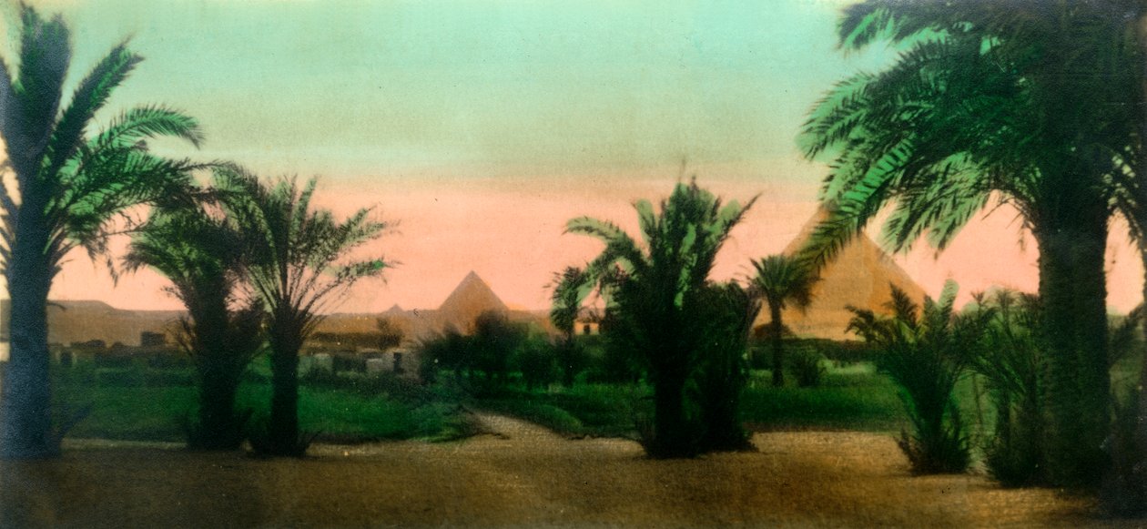 काहिरा: गीज़ पिरामिड के पास का गाँव, c1918-c1939। द्वारा अज्ञात