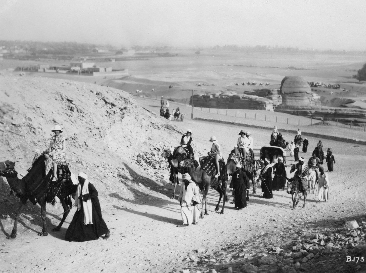 ऊंट का दौरा, गीज़ा, मिस्र, c1920s-c1930s द्वारा अज्ञात
