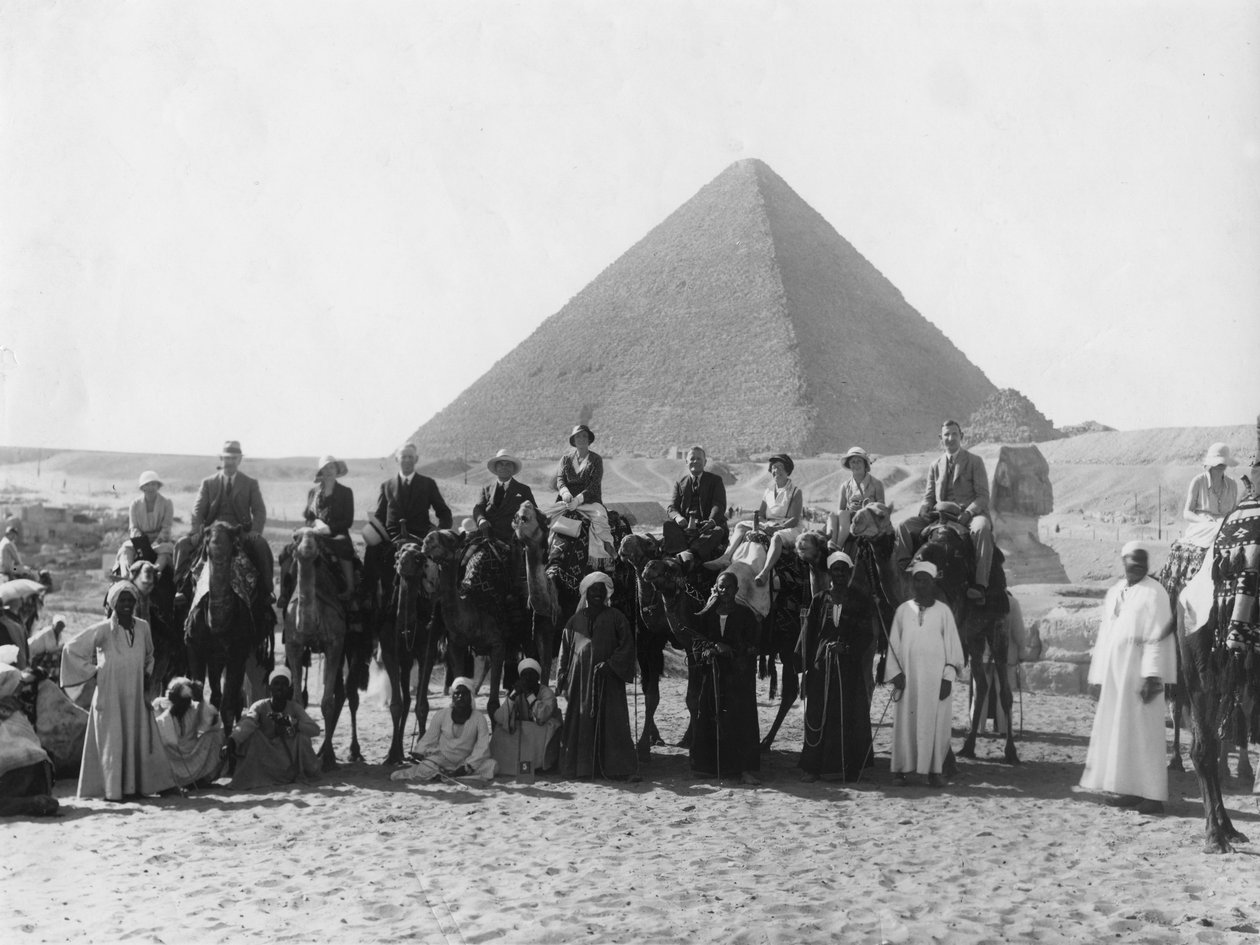 गीज़ा, मिस्र के पिरामिड में से एक के सामने ऊंट का दौरा, c1920s-c1930s द्वारा अज्ञात