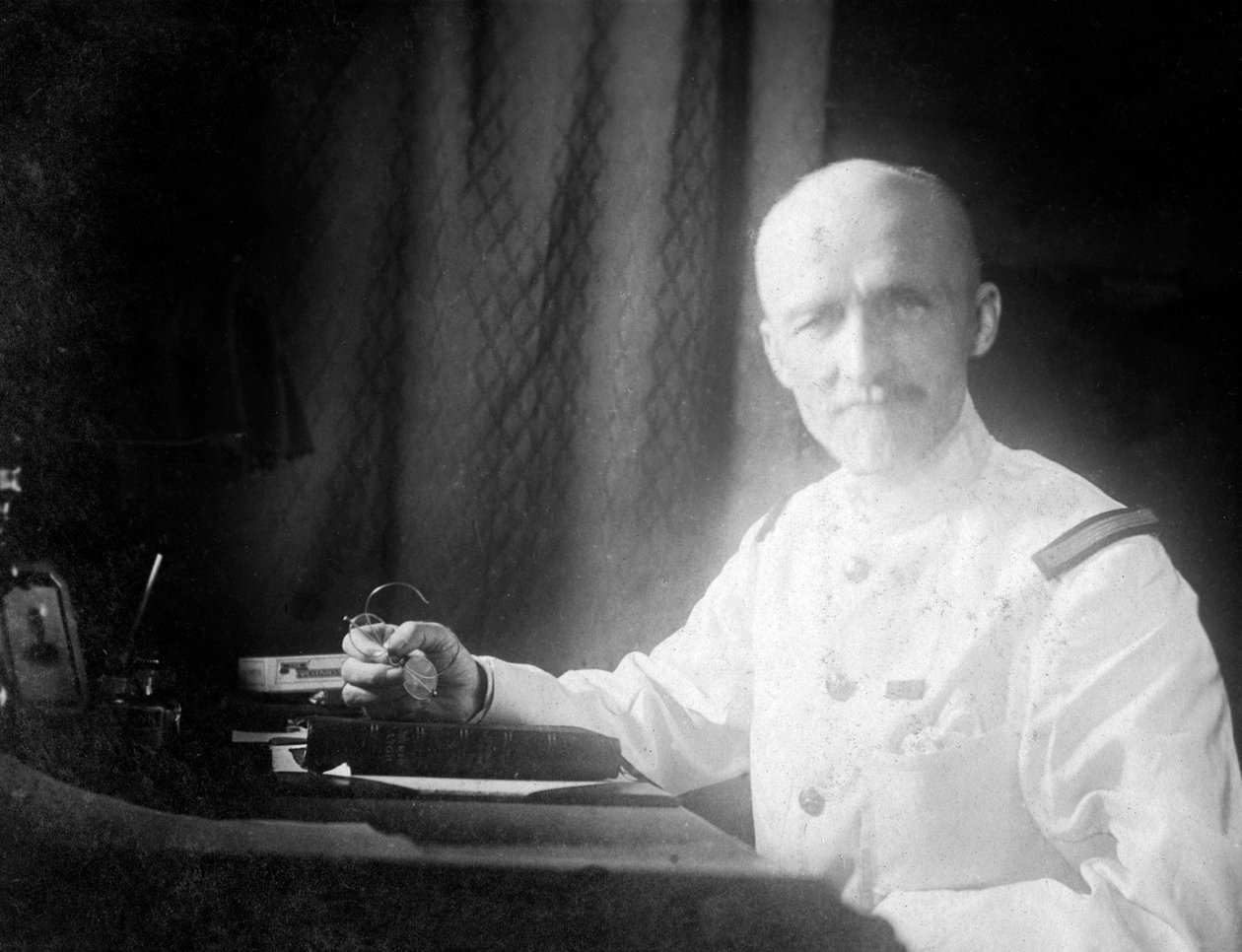 एचएमटी युग के कैप्टन कैरे, 1917 द्वारा अज्ञात