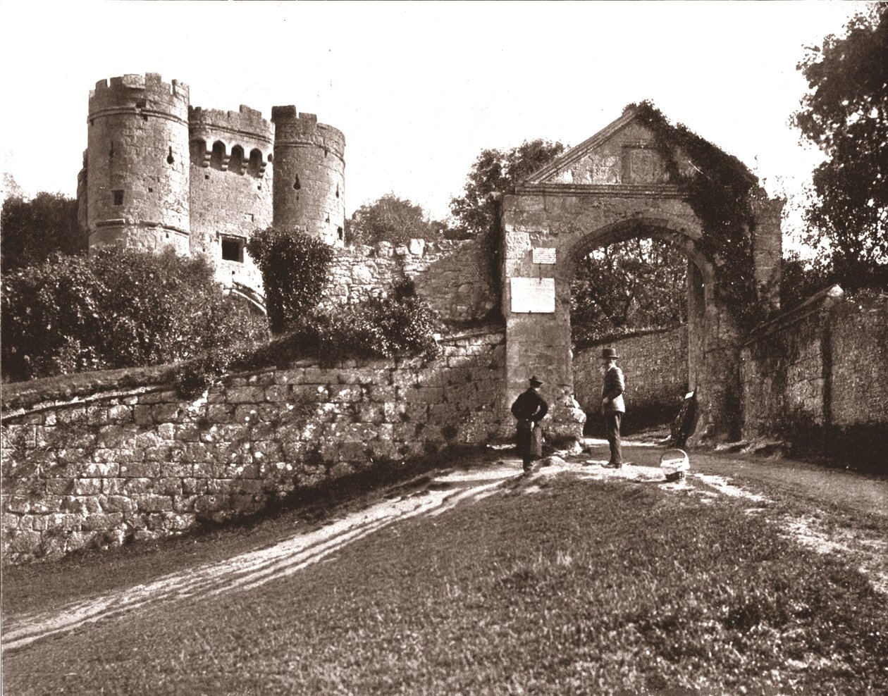 कैरिस्ब्रुक कैसल, आइल ऑफ वाइट, 1894। द्वारा अज्ञात