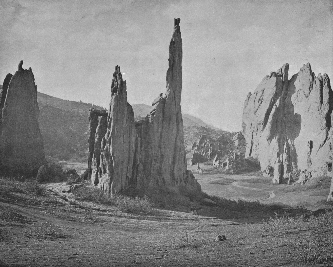 कैथेड्रल स्पियर्स, गार्डन ऑफ द गॉड्स, कोलोराडो, यूएसए, c1900। द्वारा अज्ञात