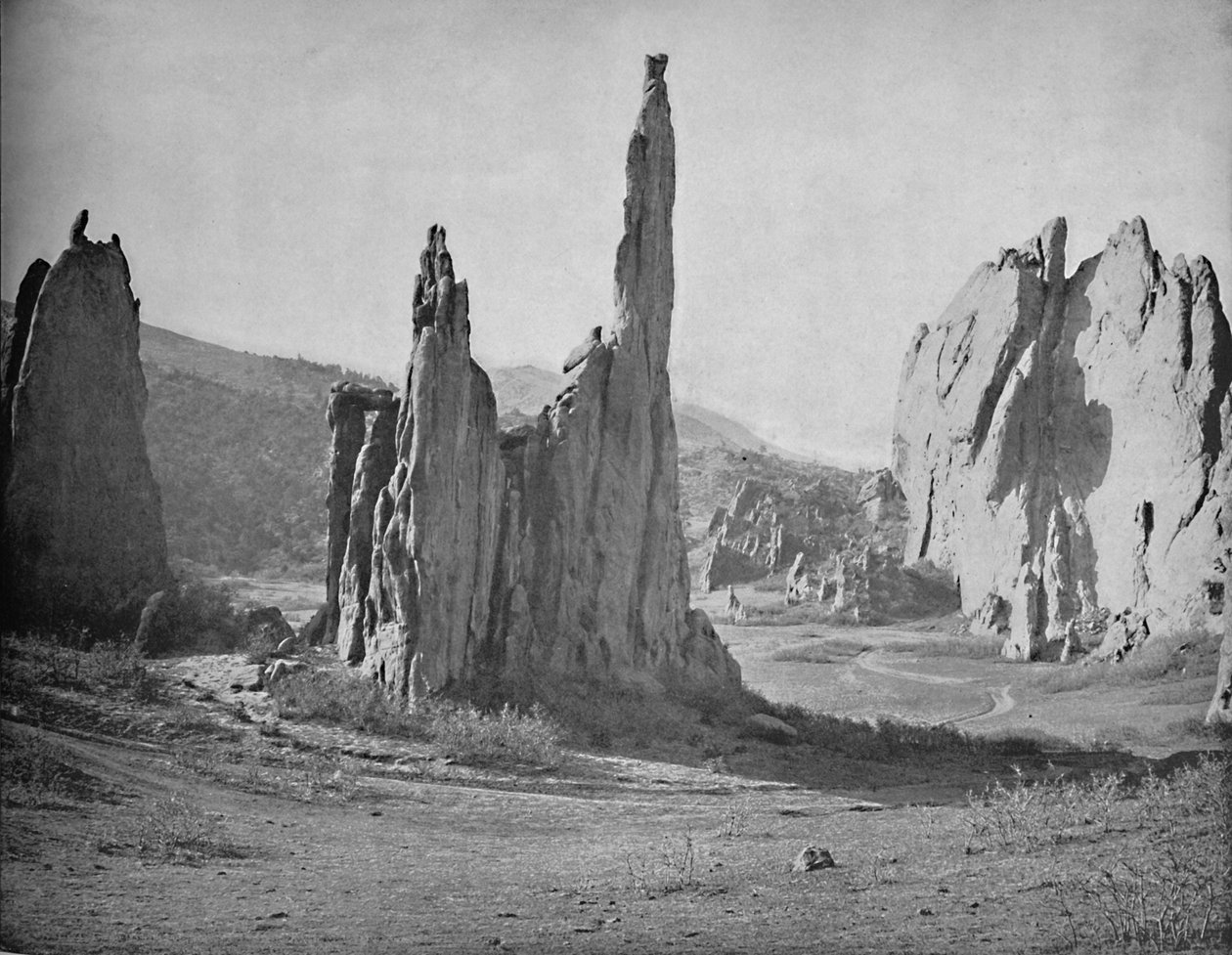 कैथेड्रल स्पियर्स, गार्डन ऑफ द गॉड्स, कोलोराडो, c1897। द्वारा अज्ञात