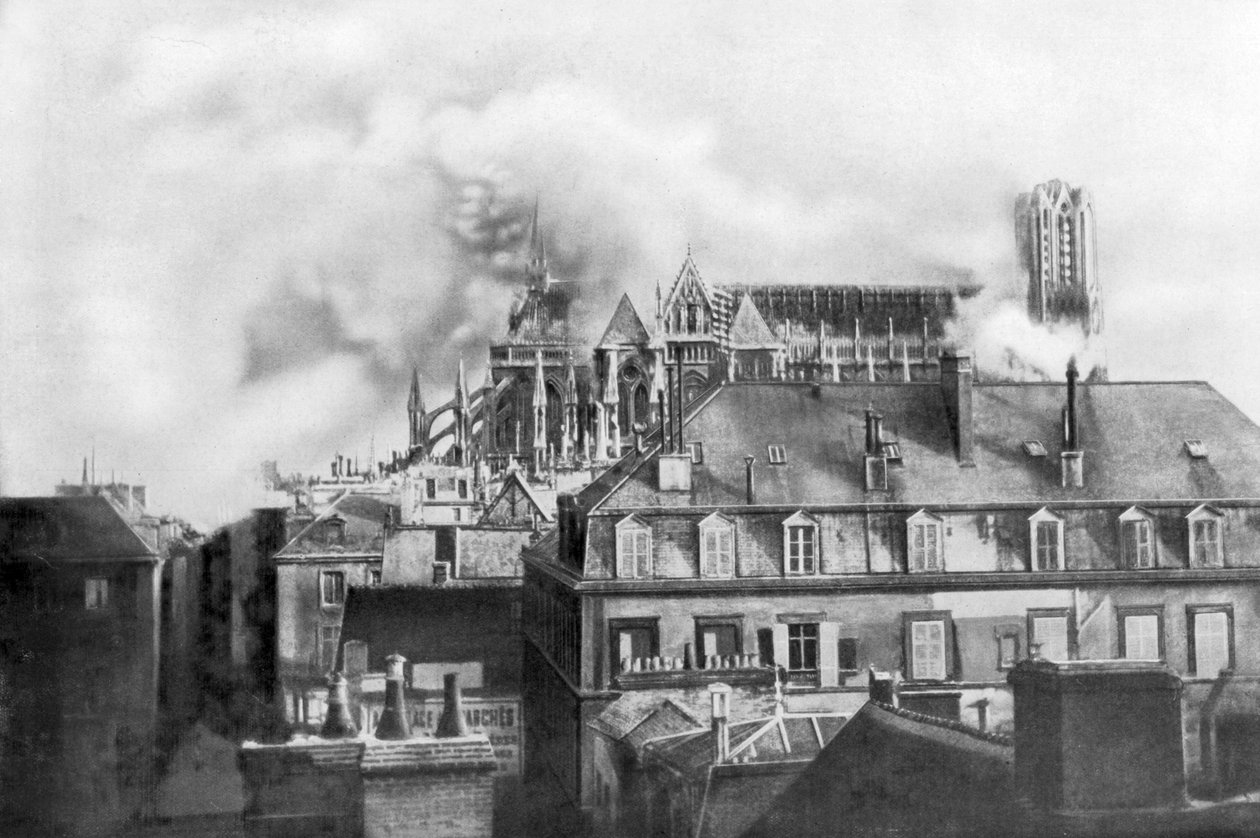 रिम्स के कैथेड्रल ने जर्मन गोलाबारी, 1914 से आग पर काबू पाया द्वारा अज्ञात