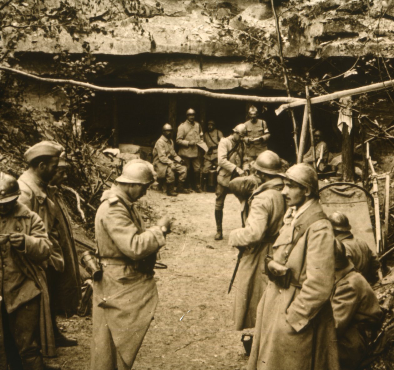 गुफाएं, मेन्नेविलियर्स, फ्रांस, c1914-c1918 द्वारा अज्ञात