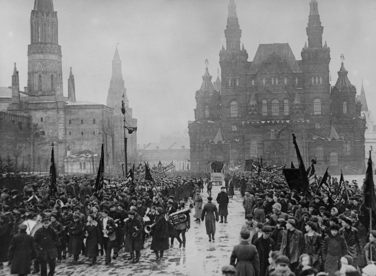 1925 में मास्को में अक्टूबर क्रांति की 8वीं वर्षगांठ के अवसर पर समारोह। द्वारा अज्ञात