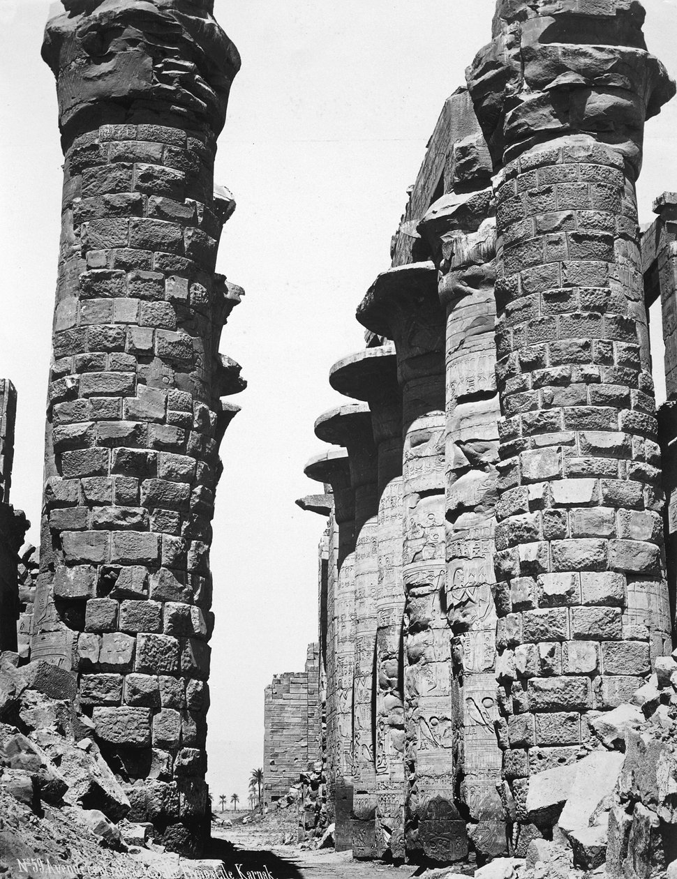 1878 में मिस्र के कर्नाक में महान मंदिर की केंद्रीय गली द्वारा अज्ञात
