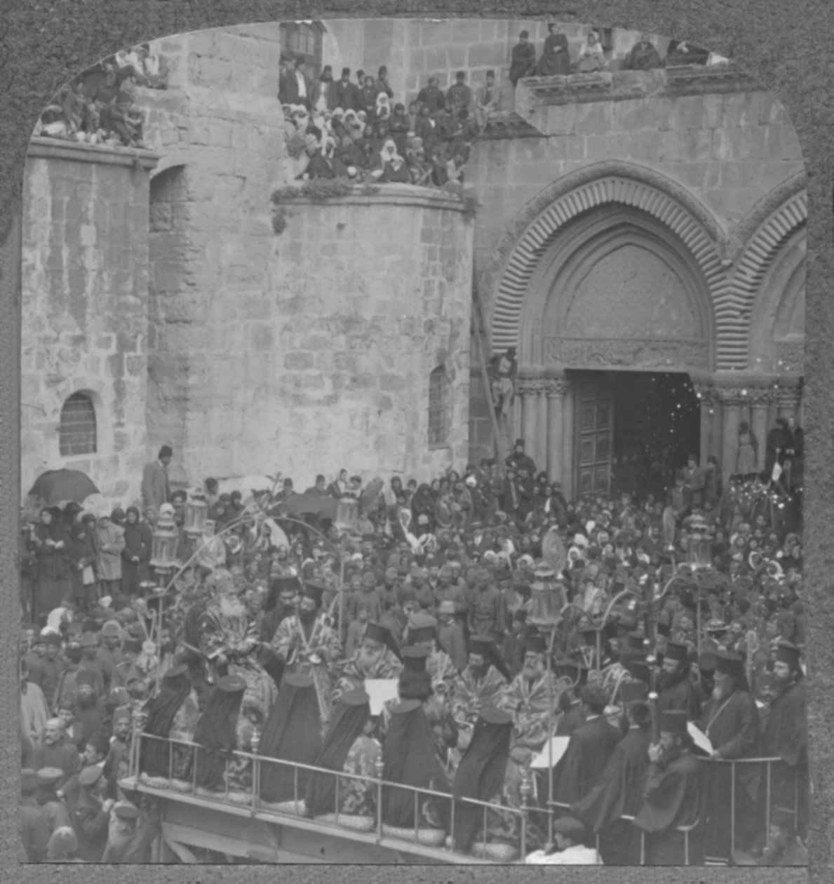 चर्च ऑफ द होली सेपुलचर के शिष्य पैरों को धोने का समारोह, c1900 द्वारा अज्ञात